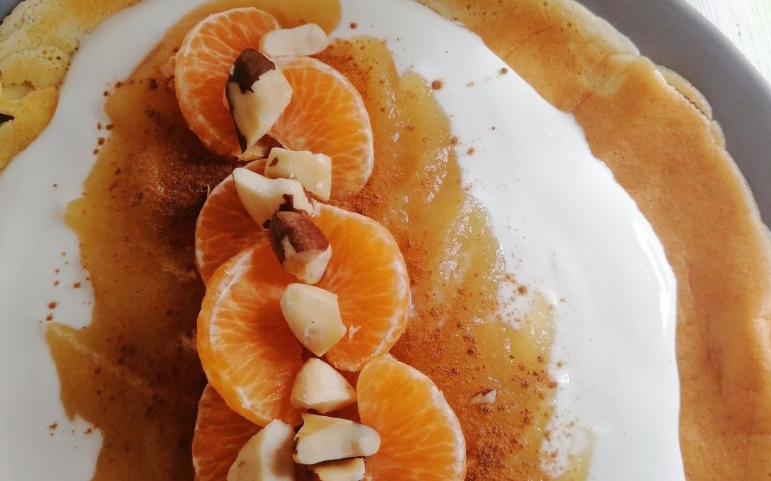 Vanillepfannkuchen mit Joghurt und Apfelmus